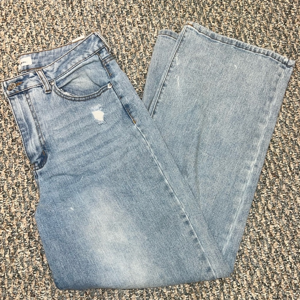 Light wash high rise distressed jean Size 9